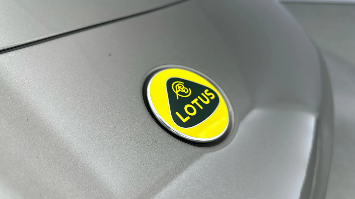 2023 Lotus Emira proposée par un groupe de concessions agréées à Hatfield, Royaume-Uni, photo 14 sur 25