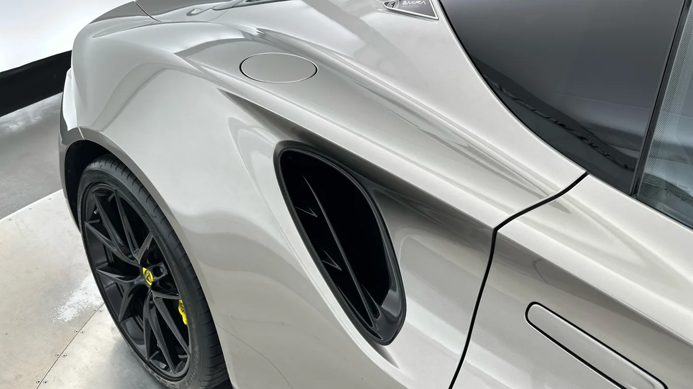 2023 Lotus Emira proposée par un groupe de concessions agréées à Hatfield, Royaume-Uni, photo 15 sur 25