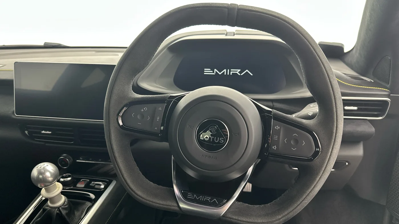 2023 Lotus Emira proposée par un groupe de concessions agréées à Hatfield, Royaume-Uni, photo 22 sur 25