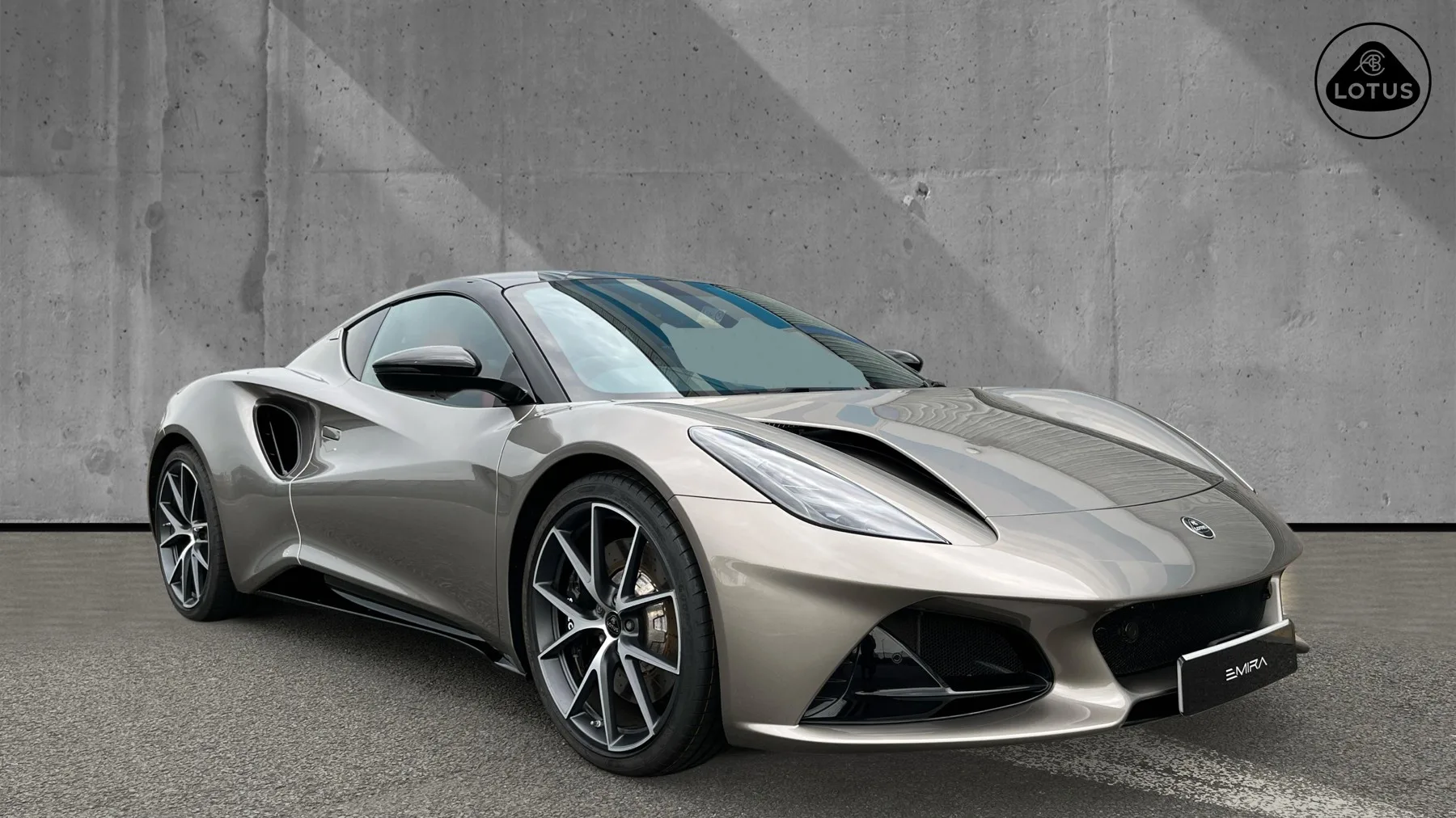 2023 Lotus Emira V6 proposée par un groupe de concessions agréées à Cardiff, Royaume-Uni, photo principale