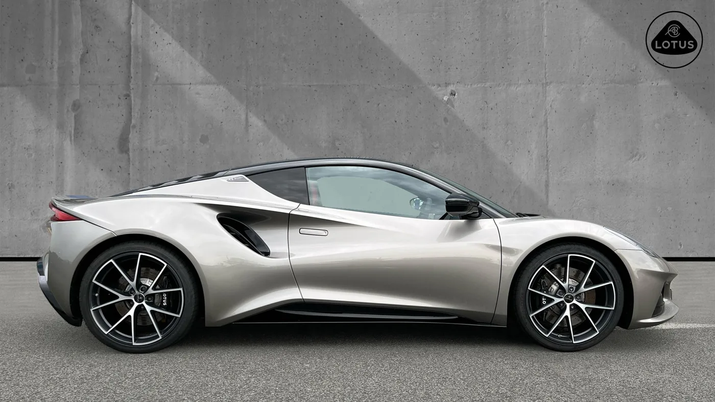 2023 Lotus Emira V6 proposée par un groupe de concessions agréées à Cardiff, Royaume-Uni, photo 3 sur 25