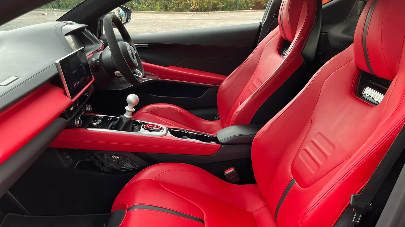 2023 Lotus Emira V6 proposée par un groupe de concessions agréées à Cardiff, Royaume-Uni, photo 5 sur 25