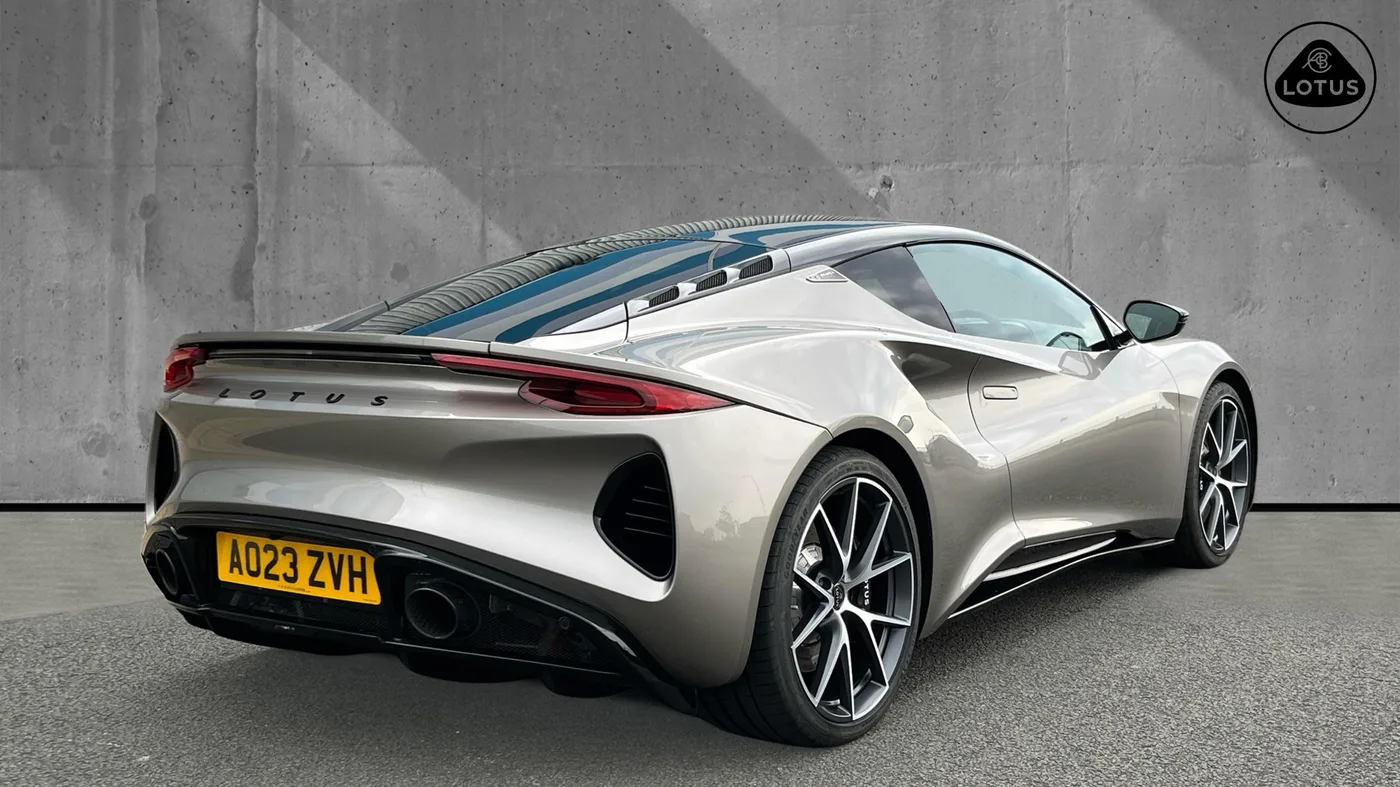 2023 Lotus Emira V6 proposée par un groupe de concessions agréées à Cardiff, Royaume-Uni, photo 6 sur 25
