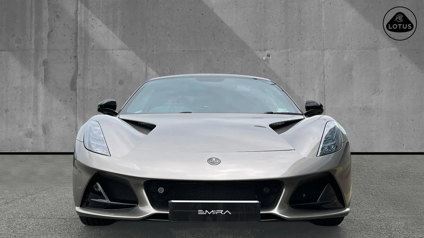 2023 Lotus Emira V6 proposée par un groupe de concessions agréées à Cardiff, Royaume-Uni, photo 7 sur 25