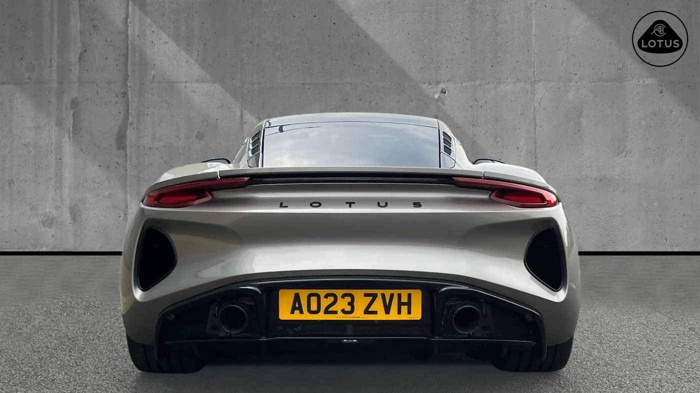 2023 Lotus Emira V6 proposée par un groupe de concessions agréées à Cardiff, Royaume-Uni, photo 8 sur 25