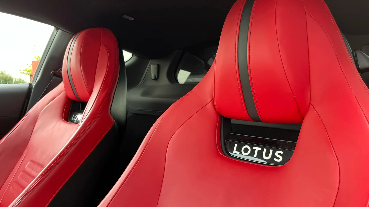 2023 Lotus Emira V6 proposée par un groupe de concessions agréées à Cardiff, Royaume-Uni, photo 13 sur 25