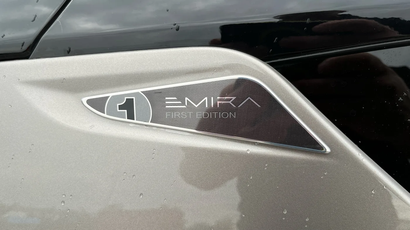 2023 Lotus Emira V6 proposée par un groupe de concessions agréées à Cardiff, Royaume-Uni, photo 14 sur 25