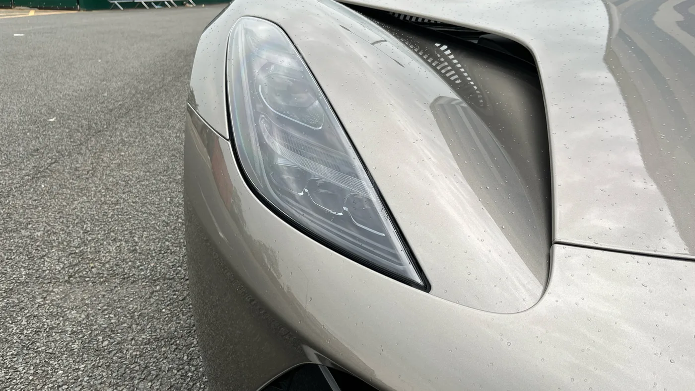 2023 Lotus Emira V6 proposée par un groupe de concessions agréées à Cardiff, Royaume-Uni, photo 16 sur 25
