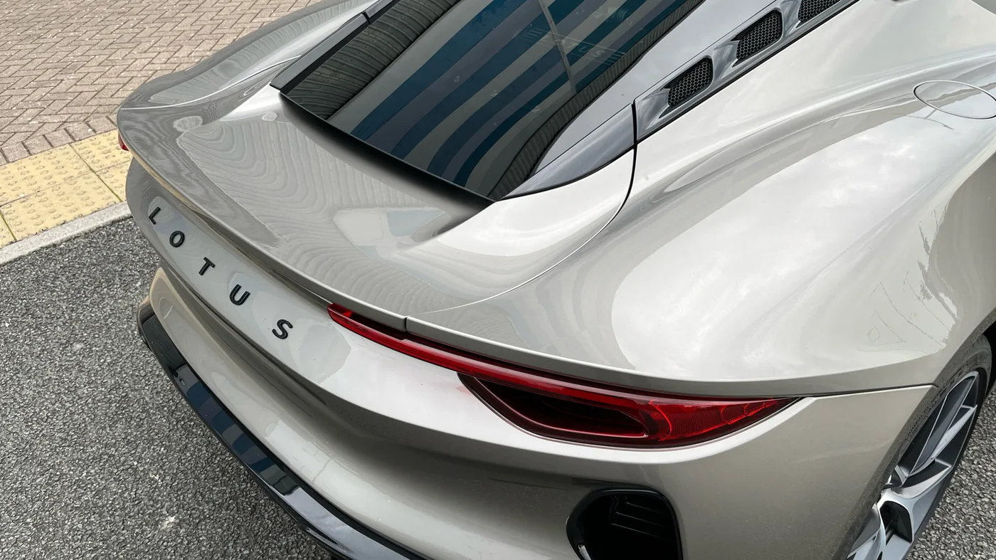2023 Lotus Emira V6 proposée par un groupe de concessions agréées à Cardiff, Royaume-Uni, photo 19 sur 25