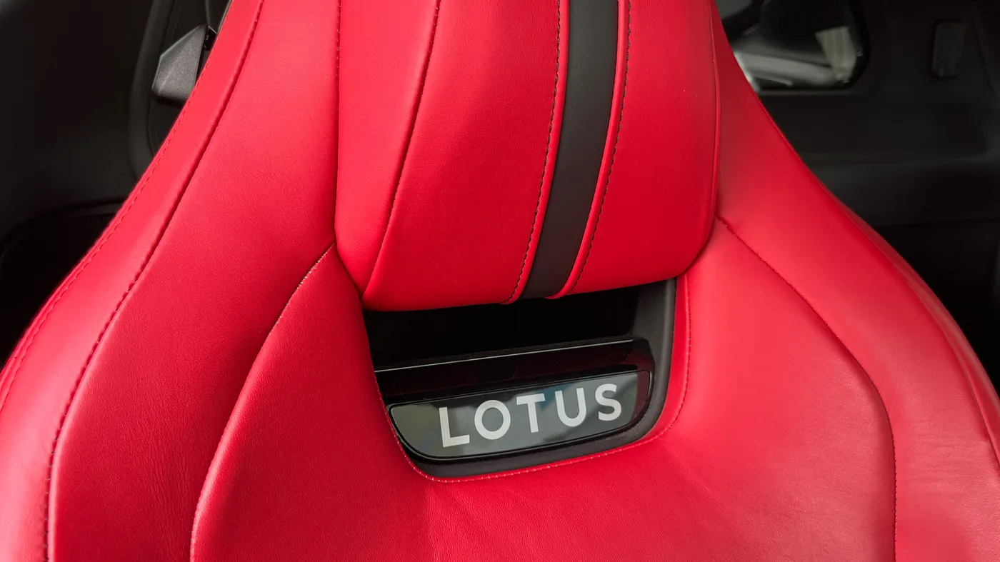 2023 Lotus Emira V6 proposée par un groupe de concessions agréées à Cardiff, Royaume-Uni, photo 22 sur 25