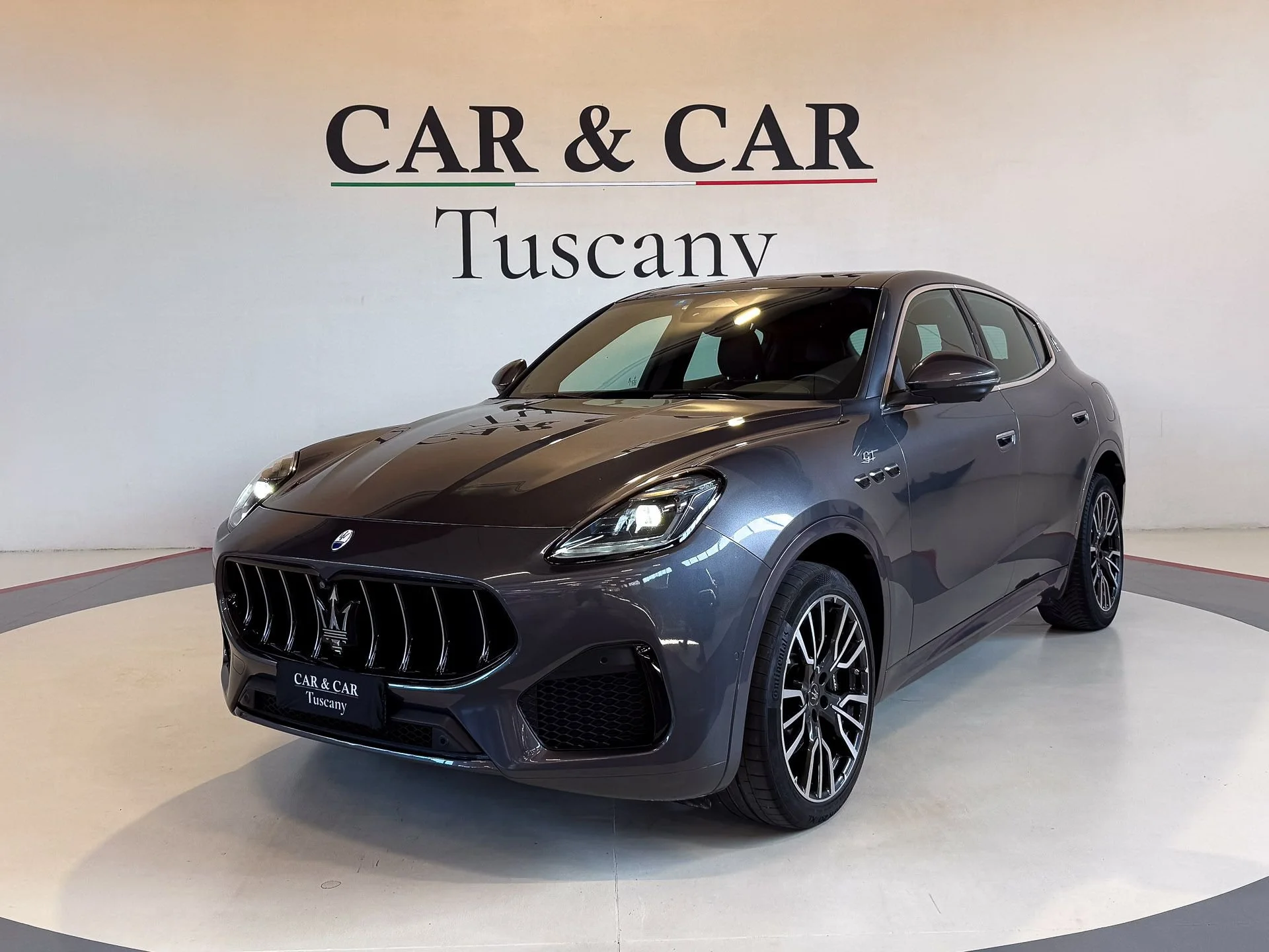 Maserati Grecale GT 2023 anthracite chez Car & Car Tuscany, vue extérieure de trois quarts avant