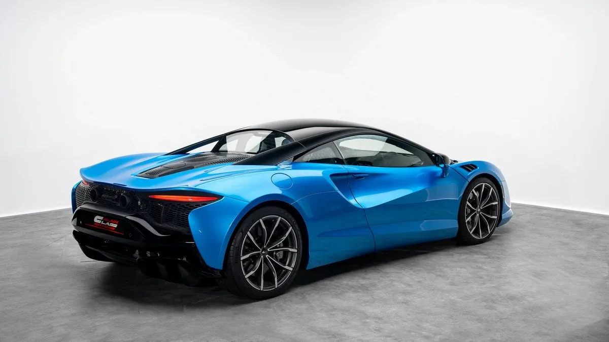 2023 McLaren Artura offered by a specialist dealer in Dubai, United Arab Emirates, photo 3 of 25