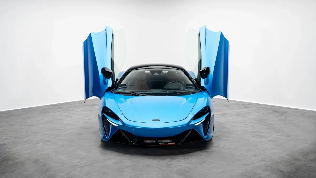 2023 McLaren Artura offered by a specialist dealer in Dubai, United Arab Emirates, photo 5 of 25