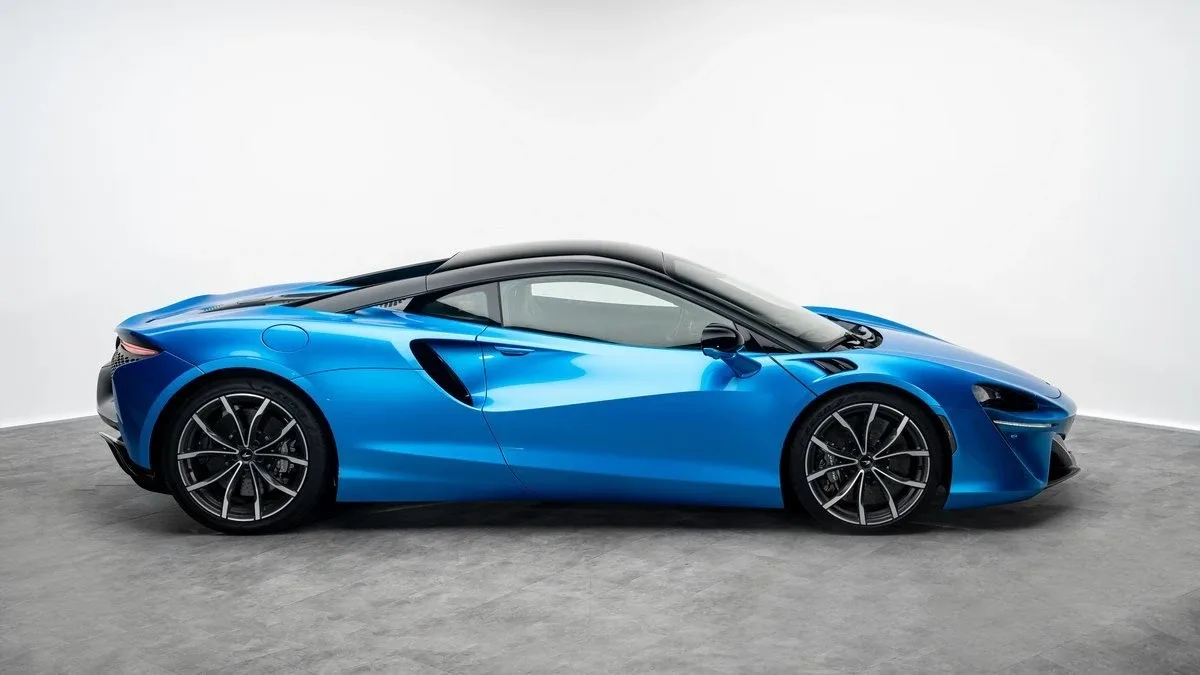 2023 McLaren Artura offered by a specialist dealer in Dubai, United Arab Emirates, photo 6 of 25