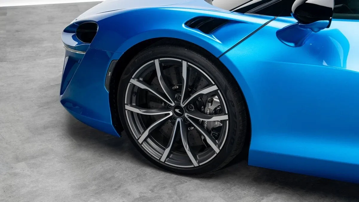 2023 McLaren Artura offered by a specialist dealer in Dubai, United Arab Emirates, photo 7 of 25