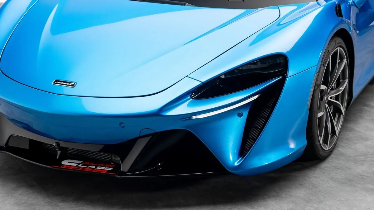 2023 McLaren Artura offered by a specialist dealer in Dubai, United Arab Emirates, photo 8 of 25