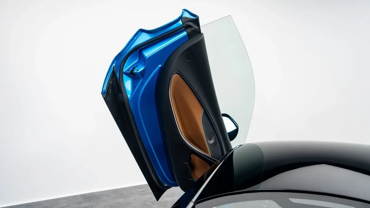 2023 McLaren Artura offered by a specialist dealer in Dubai, United Arab Emirates, photo 9 of 25