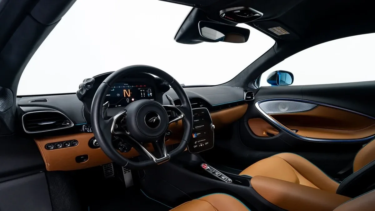 2023 McLaren Artura offered by a specialist dealer in Dubai, United Arab Emirates, photo 10 of 25