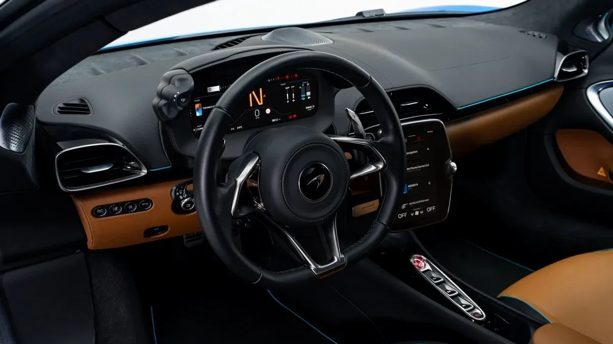 2023 McLaren Artura offered by a specialist dealer in Dubai, United Arab Emirates, photo 11 of 25