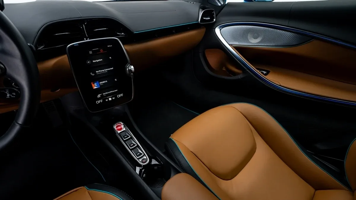 2023 McLaren Artura offered by a specialist dealer in Dubai, United Arab Emirates, photo 12 of 25