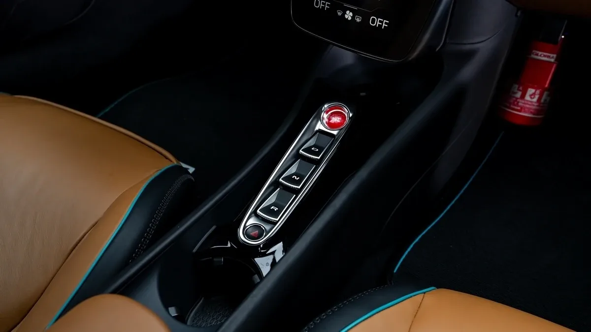2023 McLaren Artura offered by a specialist dealer in Dubai, United Arab Emirates, photo 15 of 25