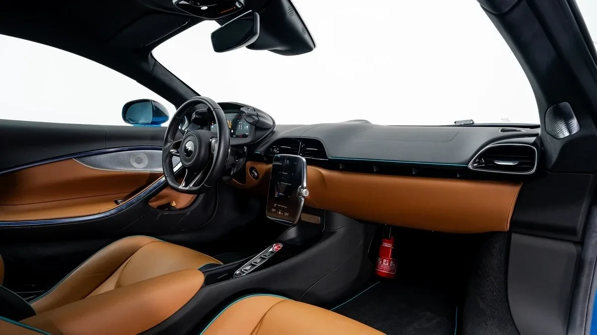 2023 McLaren Artura offered by a specialist dealer in Dubai, United Arab Emirates, photo 16 of 25