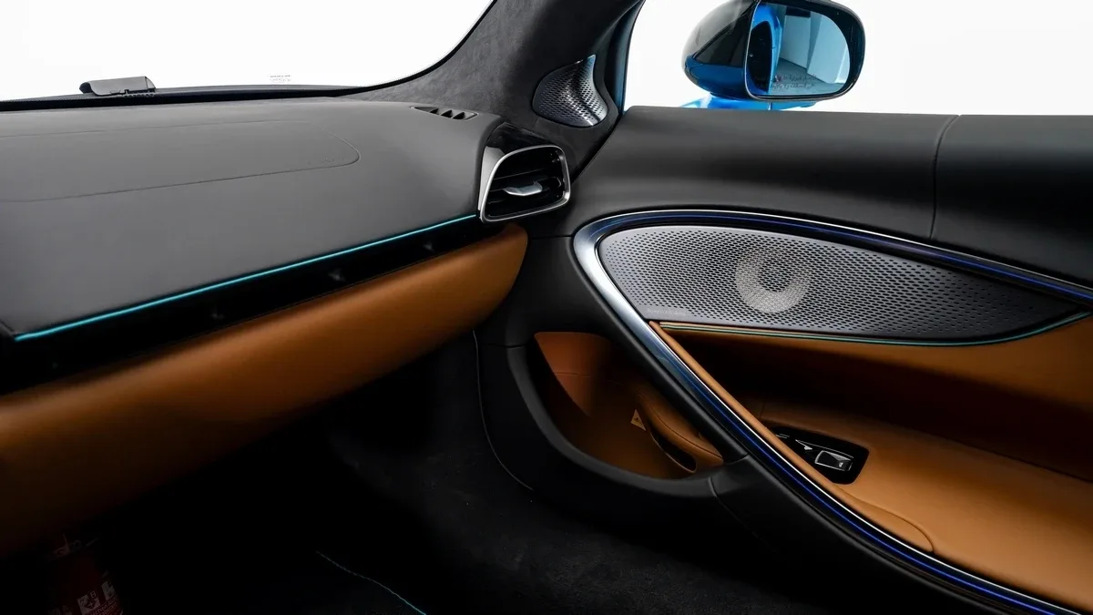 2023 McLaren Artura offered by a specialist dealer in Dubai, United Arab Emirates, photo 17 of 25