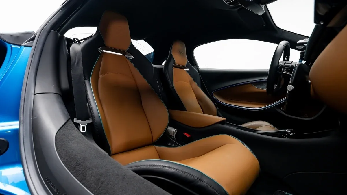 2023 McLaren Artura offered by a specialist dealer in Dubai, United Arab Emirates, photo 18 of 25