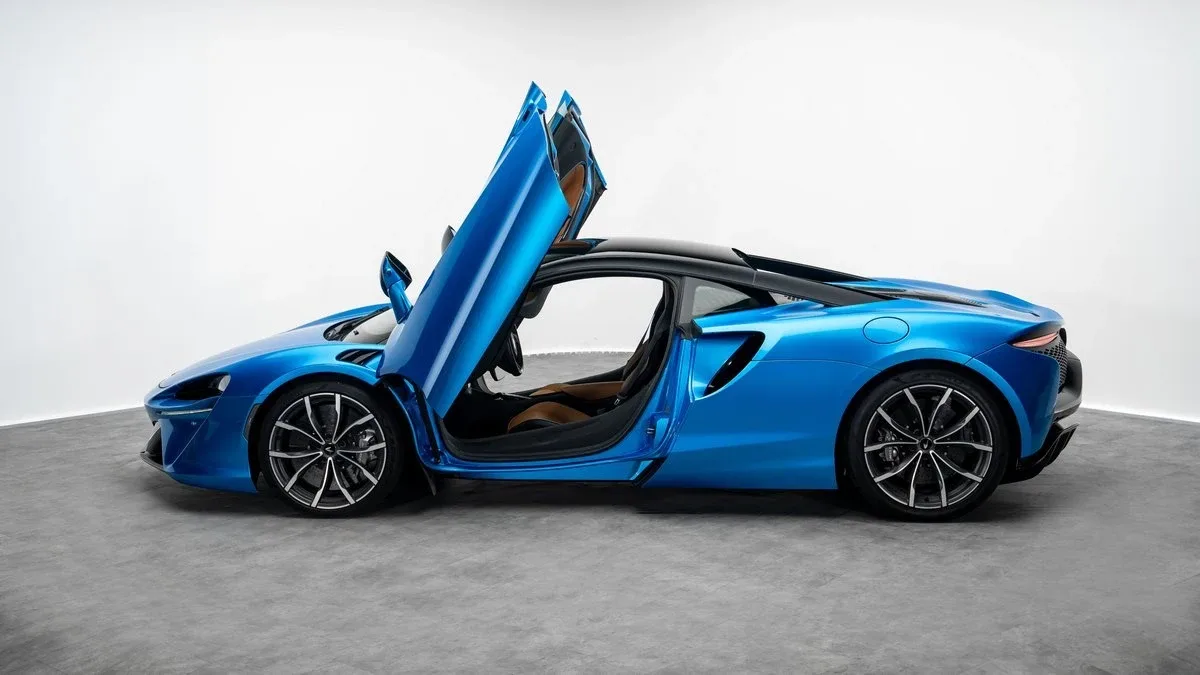 2023 McLaren Artura offered by a specialist dealer in Dubai, United Arab Emirates, photo 20 of 25