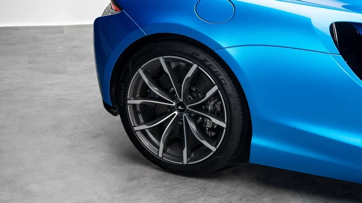 2023 McLaren Artura offered by a specialist dealer in Dubai, United Arab Emirates, photo 21 of 25