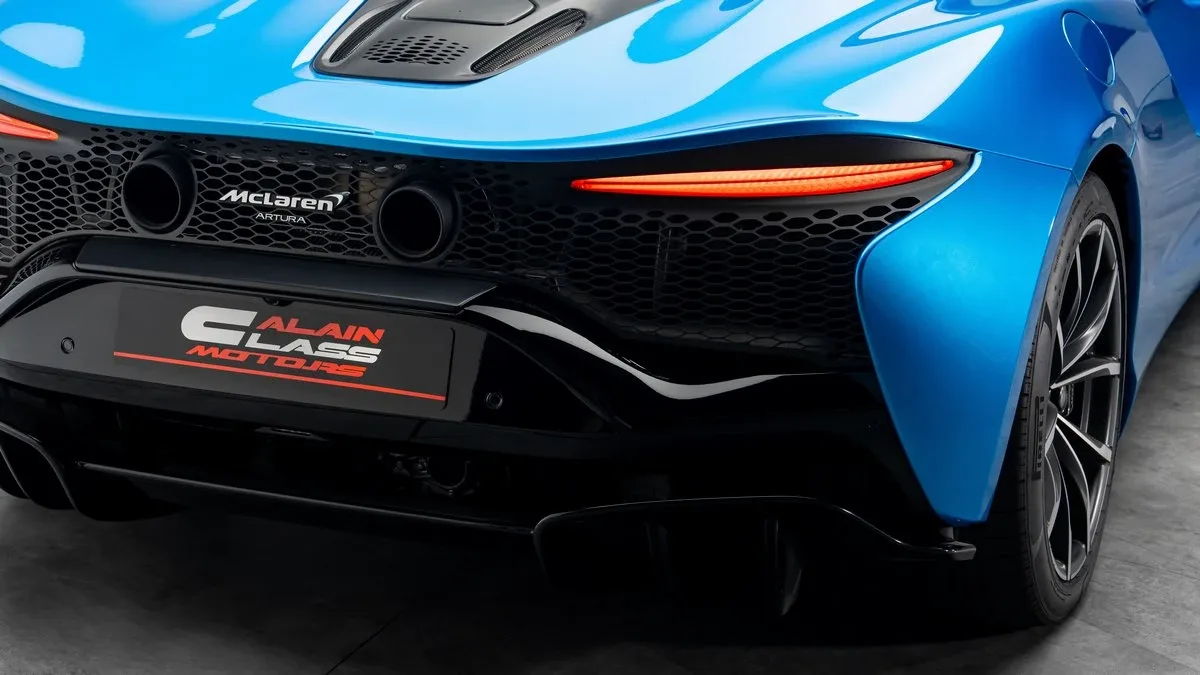 2023 McLaren Artura offered by a specialist dealer in Dubai, United Arab Emirates, photo 23 of 25