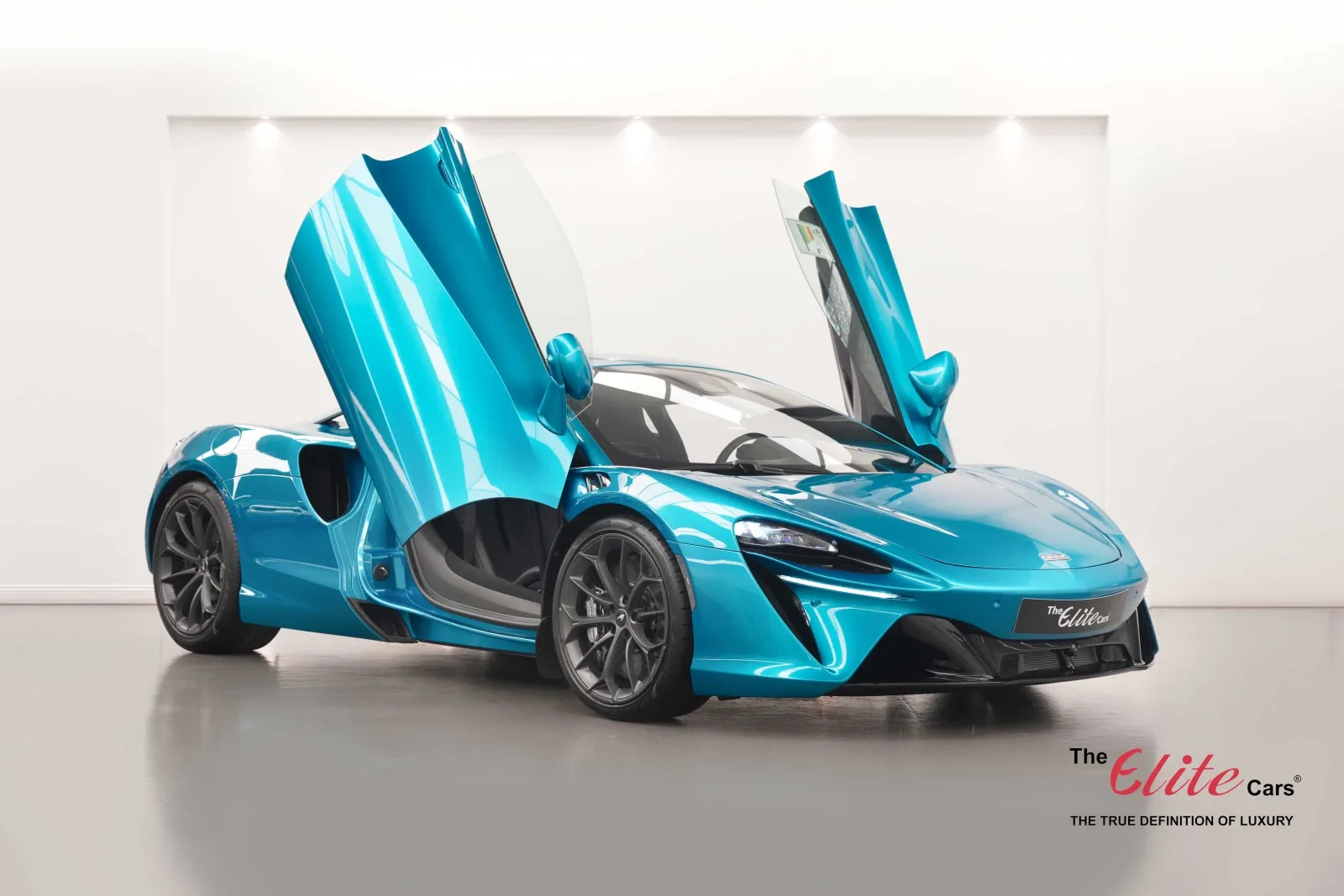 2023 McLaren Artura angeboten von einem Fachhändler in Dubai, Vereinigte Arabische Emirate, Hauptfoto