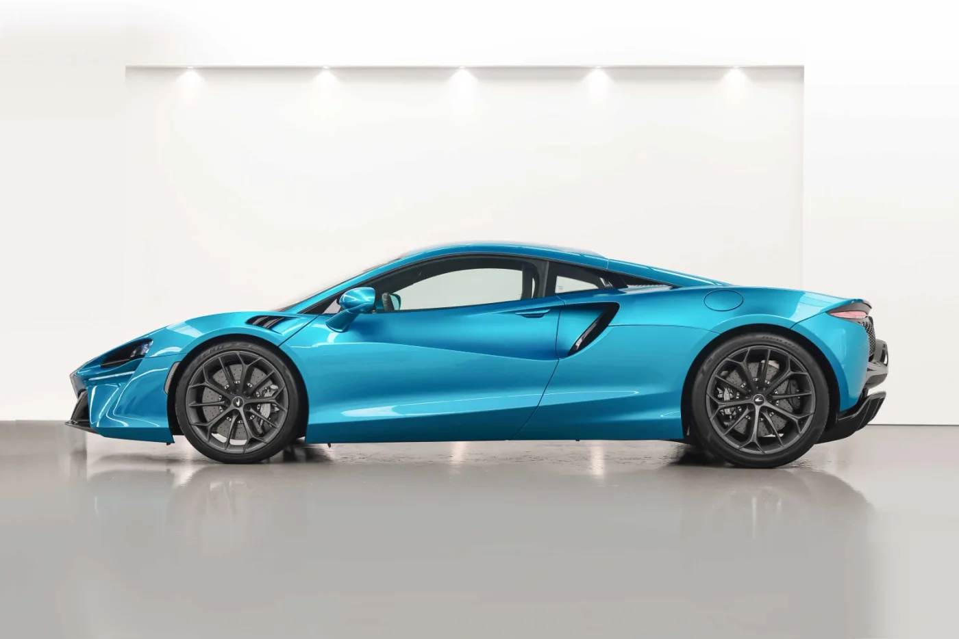 2023 McLaren Artura angeboten von einem Fachhändler in Dubai, Vereinigte Arabische Emirate, Foto 3 von 10