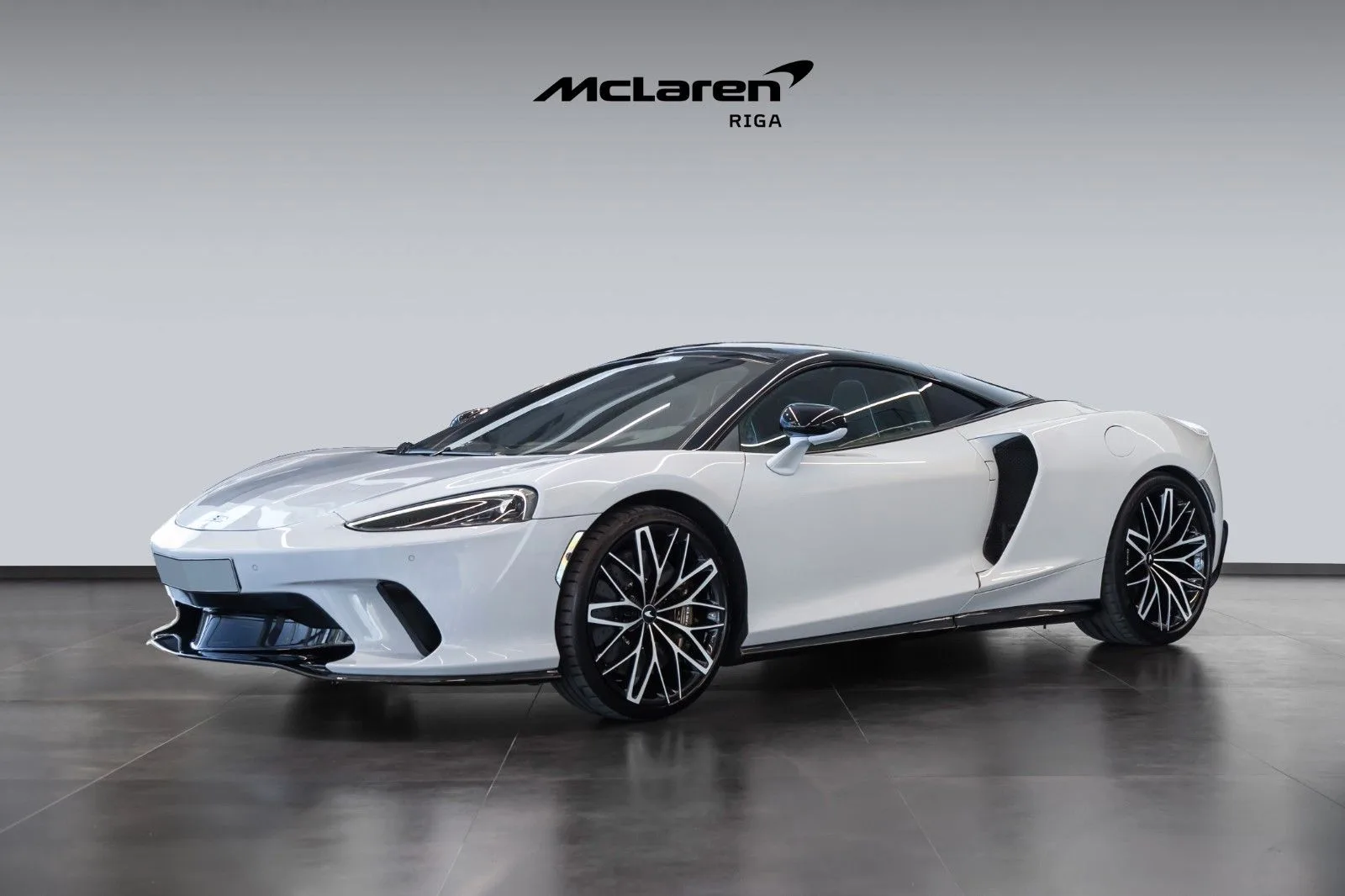 2023 McLaren GT proposée par un spécialiste de la supercar à Riga, Lettonie, photo principale