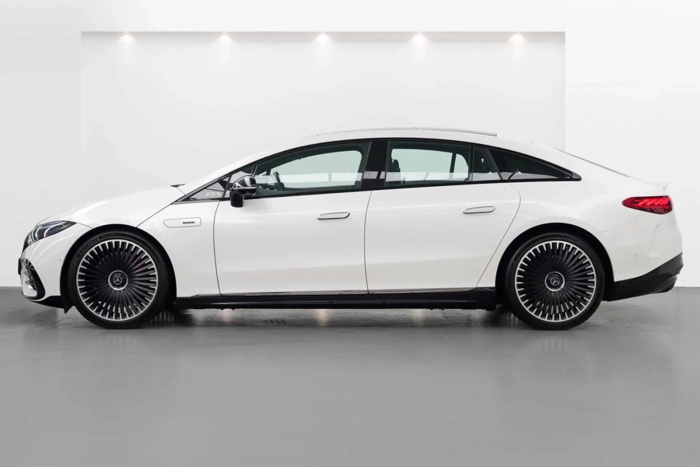 2023 Mercedes-AMG EQS 53 4MATIC+ angeboten von einem Fachhändler in Dubai, Vereinigte Arabische Emirate, Foto 3 von 10