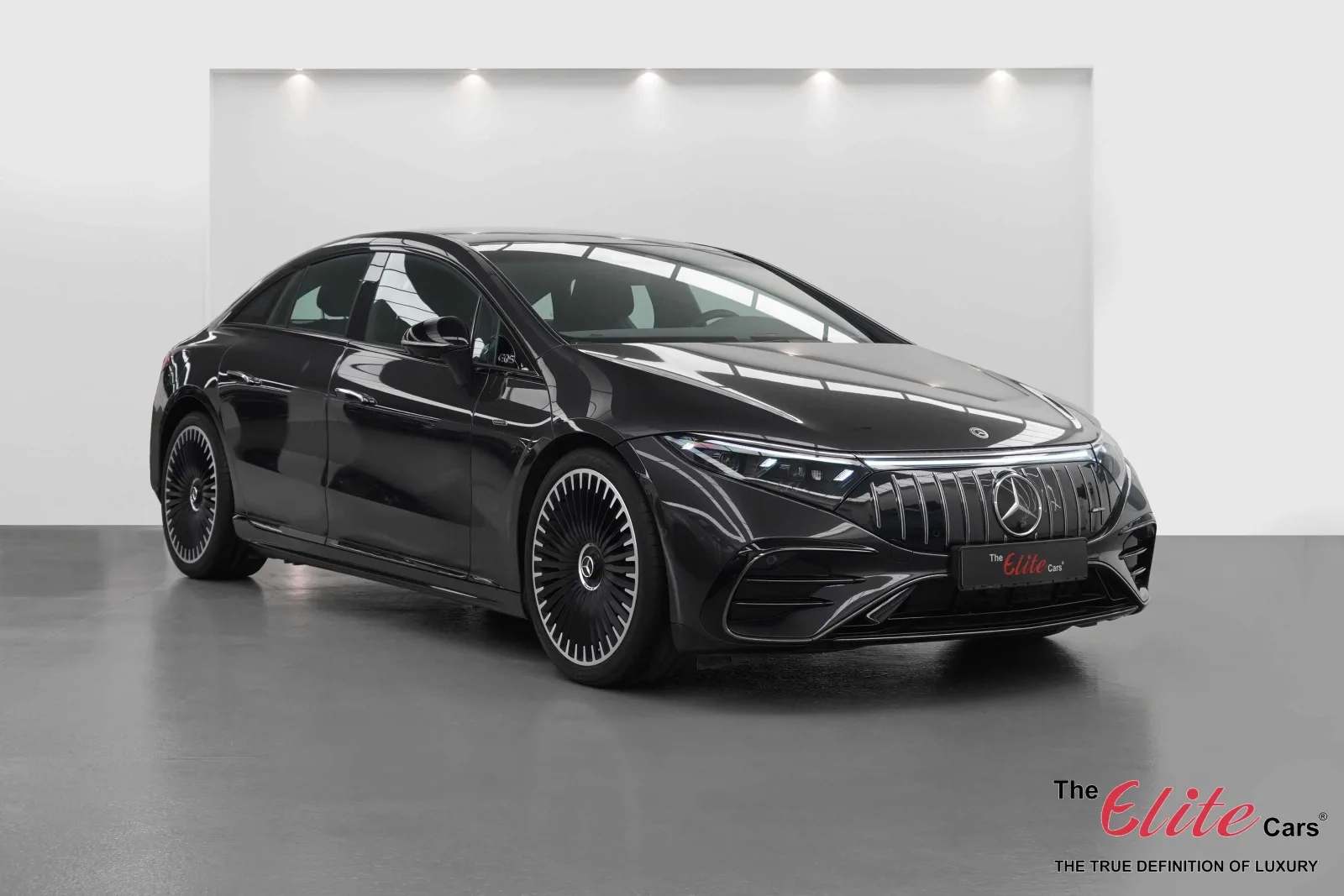 2023 Mercedes-AMG EQS 53 4MATIC+ proposta da un concessionario specializzato a Dubai, Emirati Arabi Uniti, foto principale