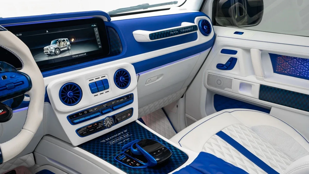 2023 Mercedes-AMG G 63 4x4 proposée par un concessionnaire spécialisé à Dubai, Émirats arabes unis, photo 19 sur 25