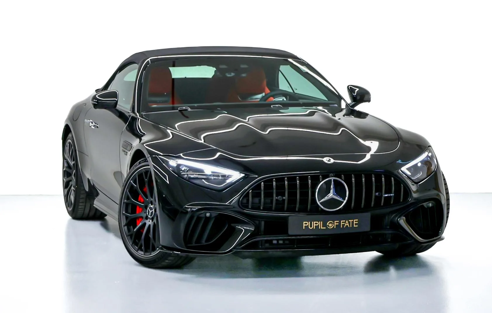 2023 Mercedes-AMG SL 55 proposée par un concessionnaire spécialisé à Dubaï, Émirats arabes unis, photo principale
