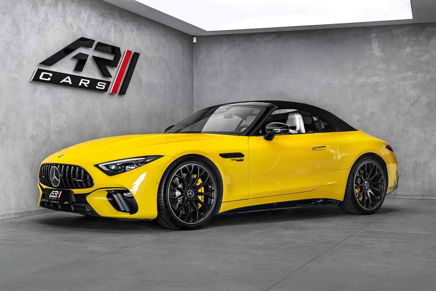 2023 Mercedes-AMG SL 63 4MATIC Performance, MANUFAKTUR proposée par un concessionnaire spécialisé à Ostrava, Tchéquie, photo 2 sur 15