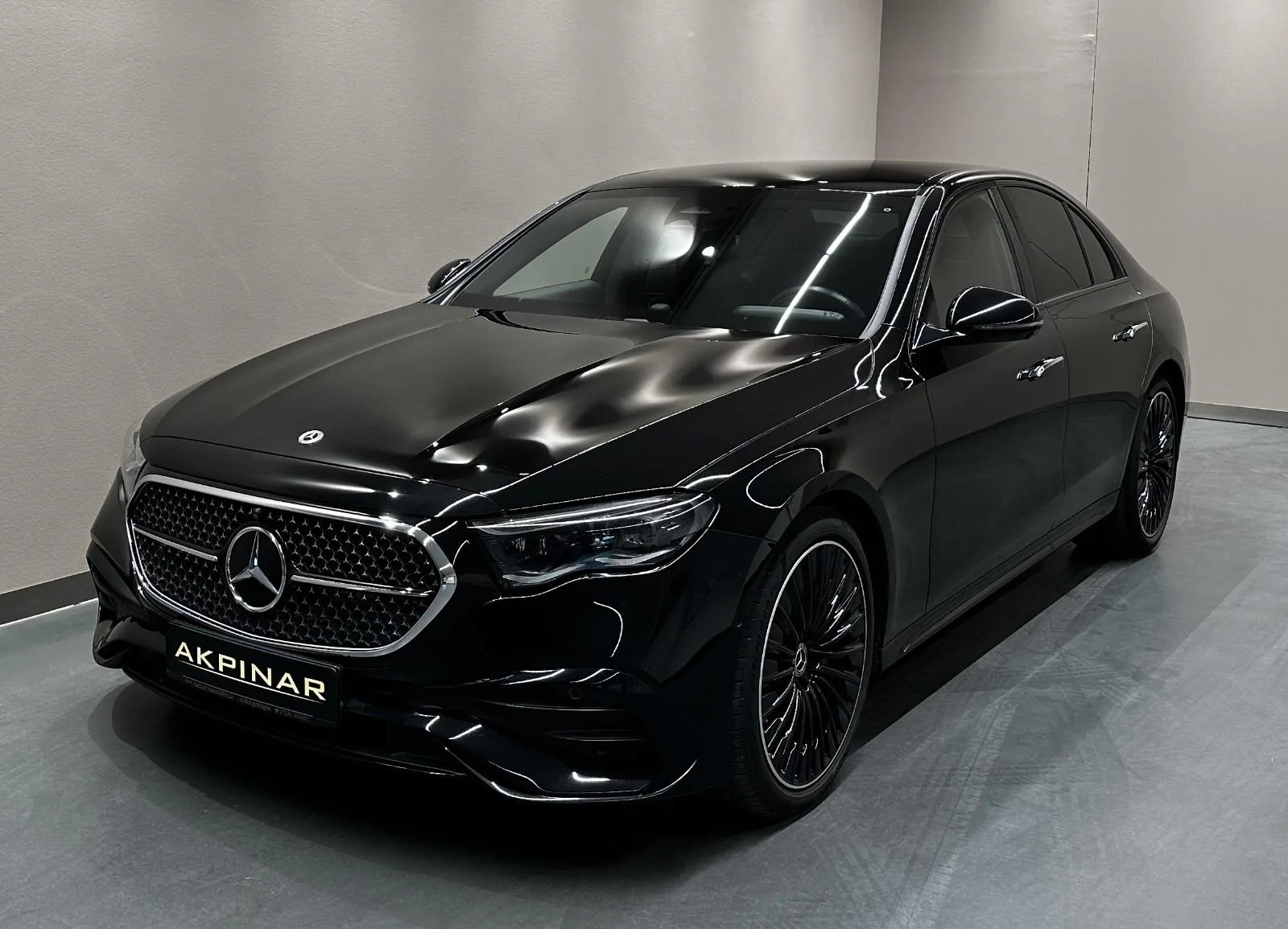2023 Mercedes-Benz E 220 d AMG Line, Night package offered by a specialist dealer in Holzgerlingen, Germany, main photo