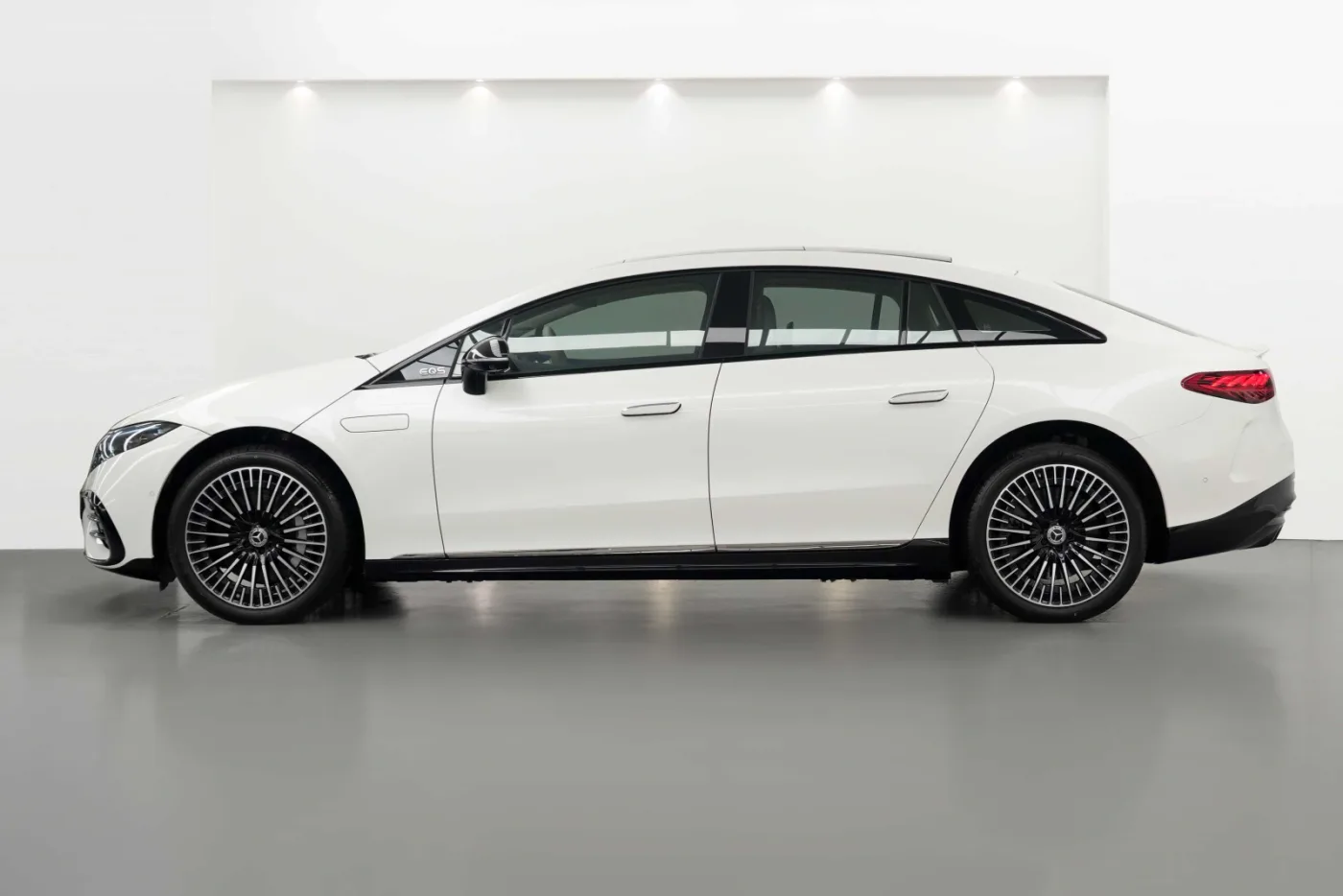 2023 Mercedes-Benz EQS 580 4MATIC offered by a specialist dealer in Dubai, United Arab Emirates, photo 3 of 10