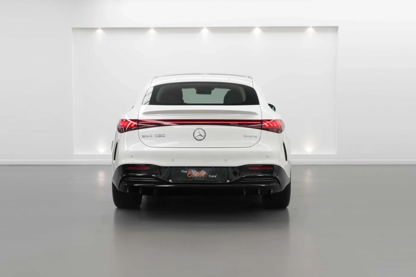 2023 Mercedes-Benz EQS 580 4MATIC offered by a specialist dealer in Dubai, United Arab Emirates, photo 4 of 10