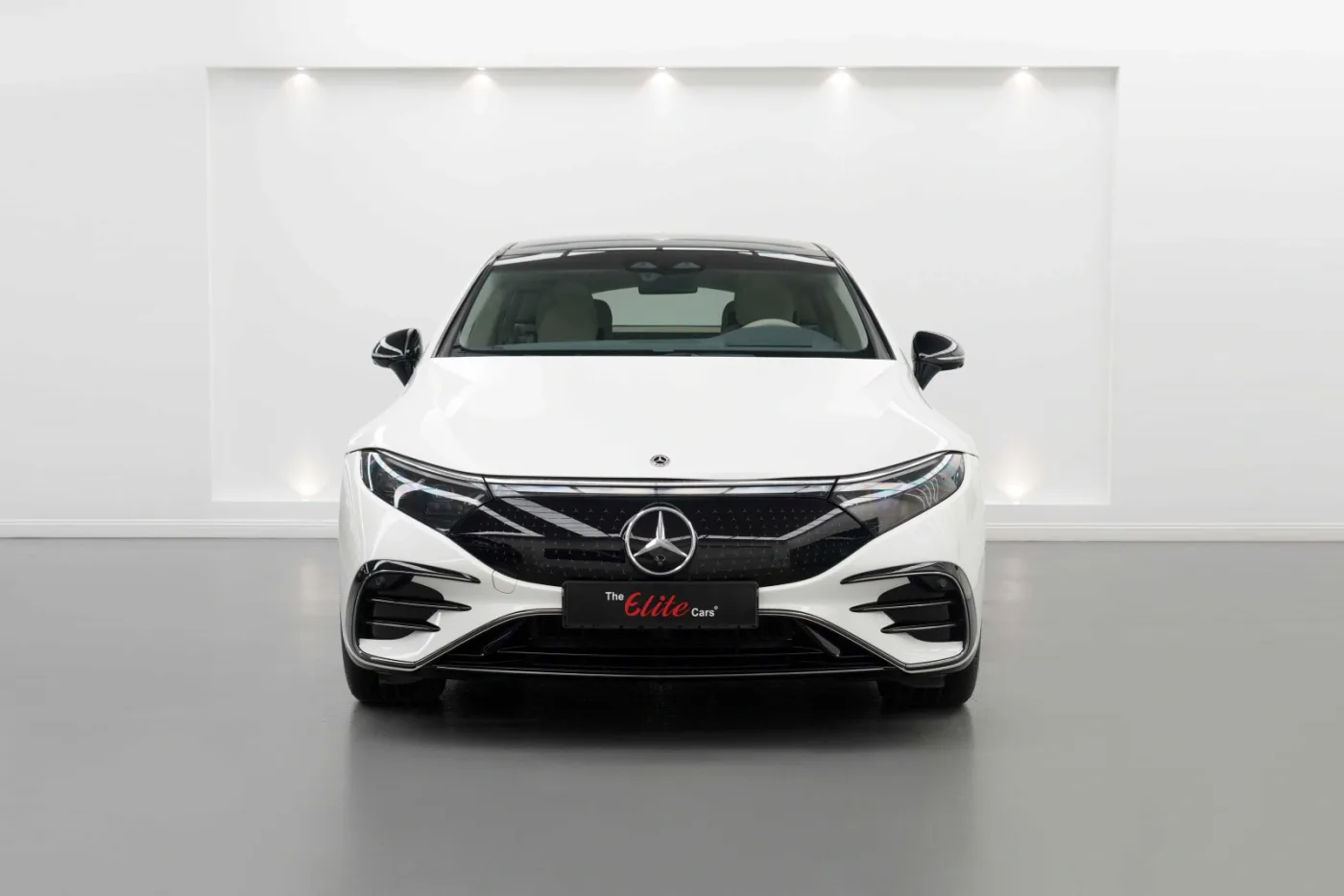 2023 Mercedes-Benz EQS 580 4MATIC offered by a specialist dealer in Dubai, United Arab Emirates, photo 6 of 10