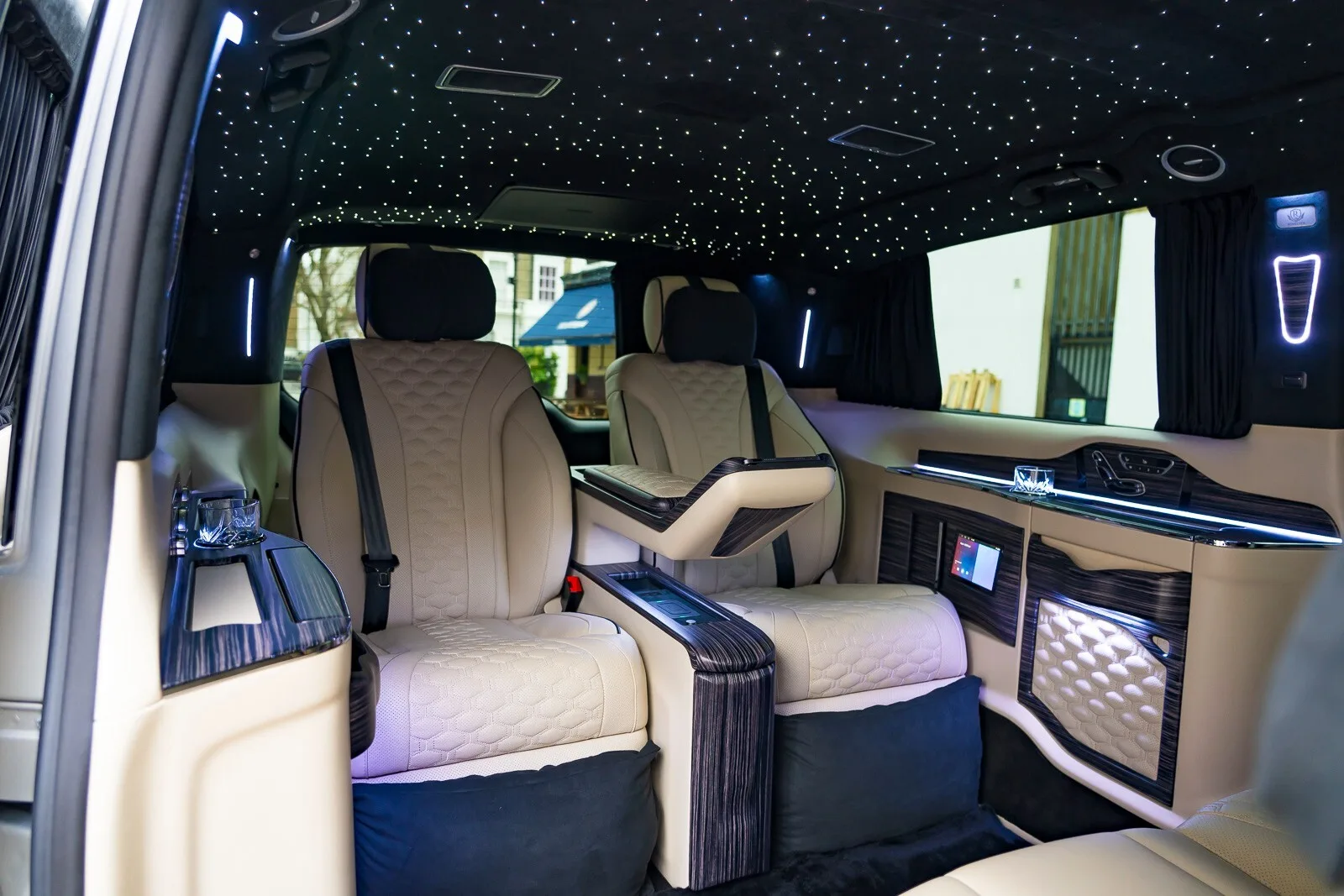 2023 Mercedes-Benz V 220 d Sutton VIP Class, 2/30