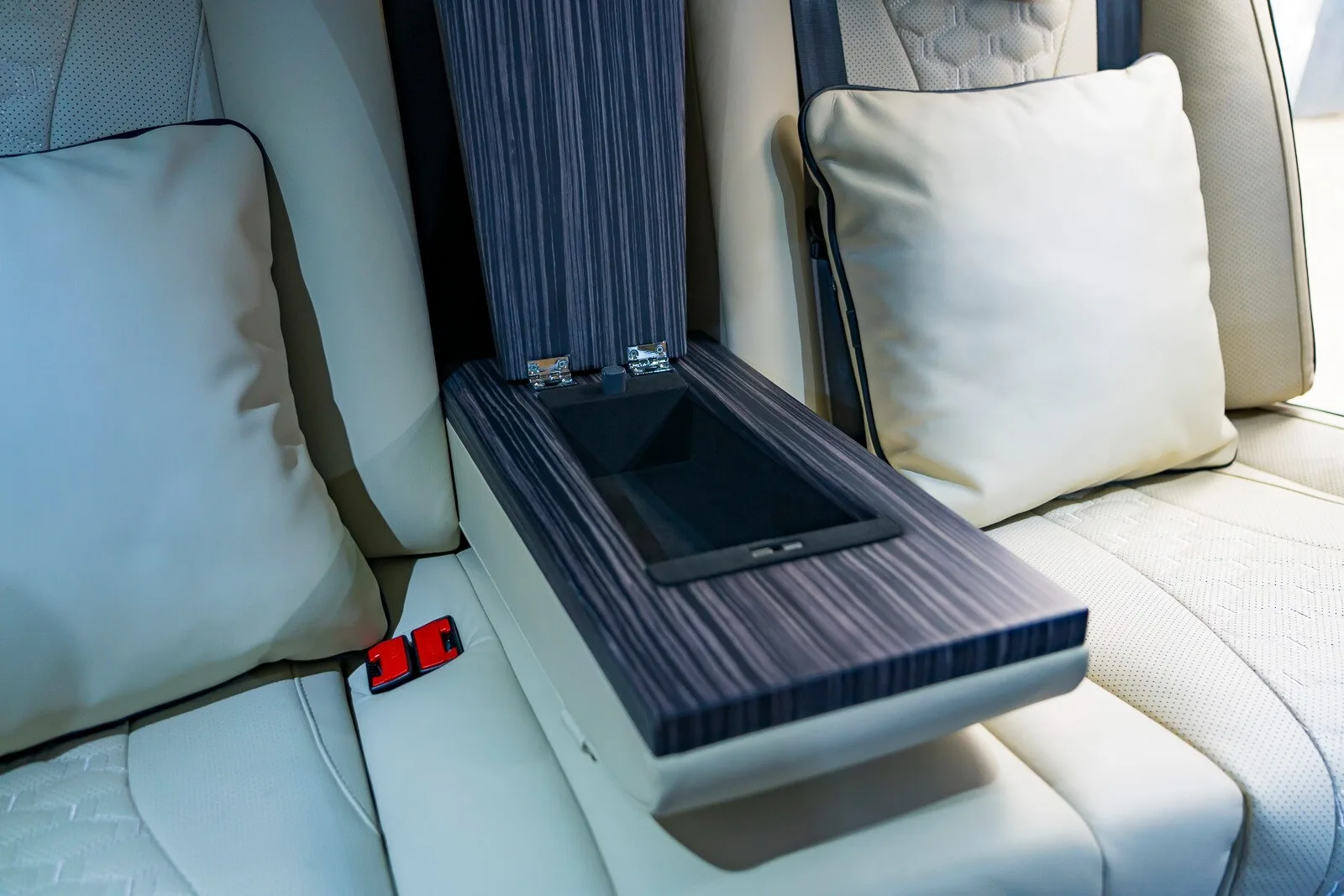 2023 Mercedes-Benz V 220 d Sutton VIP Class, 7/30
