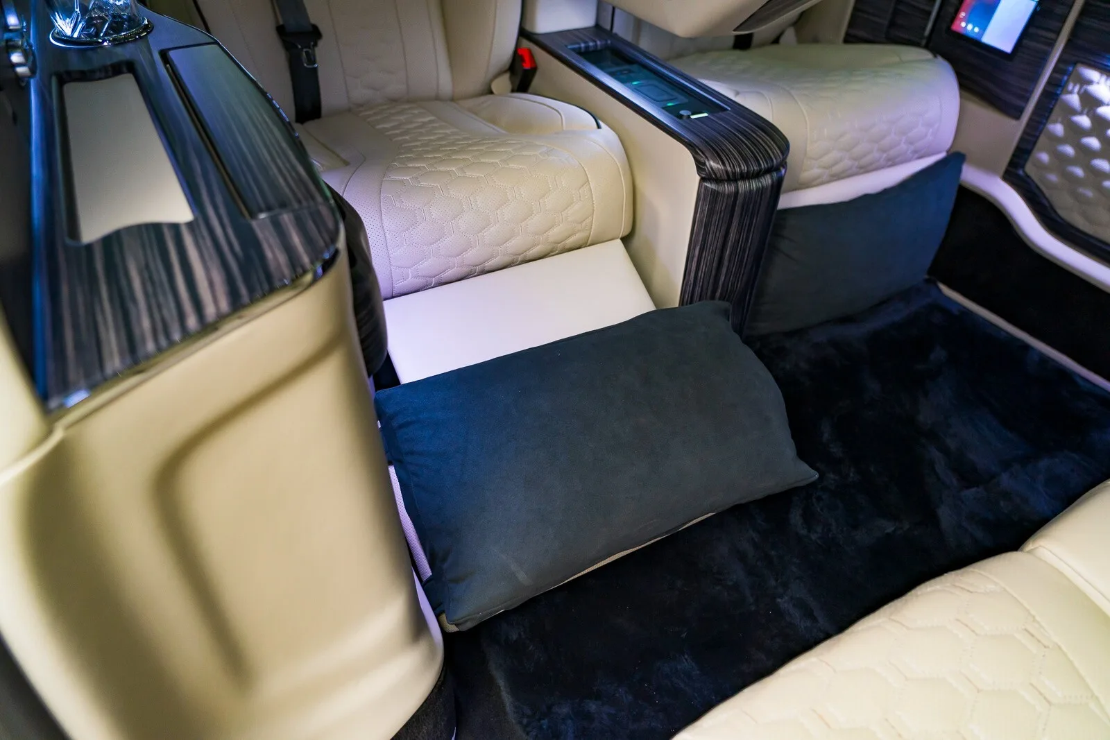2023 Mercedes-Benz V 220 d Sutton VIP Class, 28/30