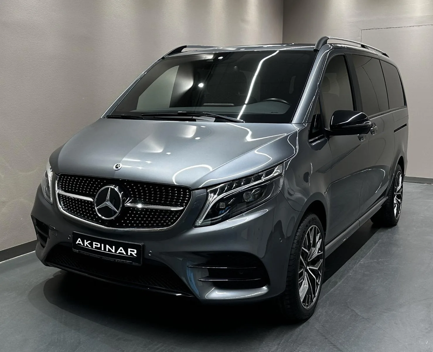 2023 Mercedes-Benz V 300 d 4MATIC, long, AMG Line angeboten von einem Fachhändler in Holzgerlingen, Deutschland, Hauptfoto