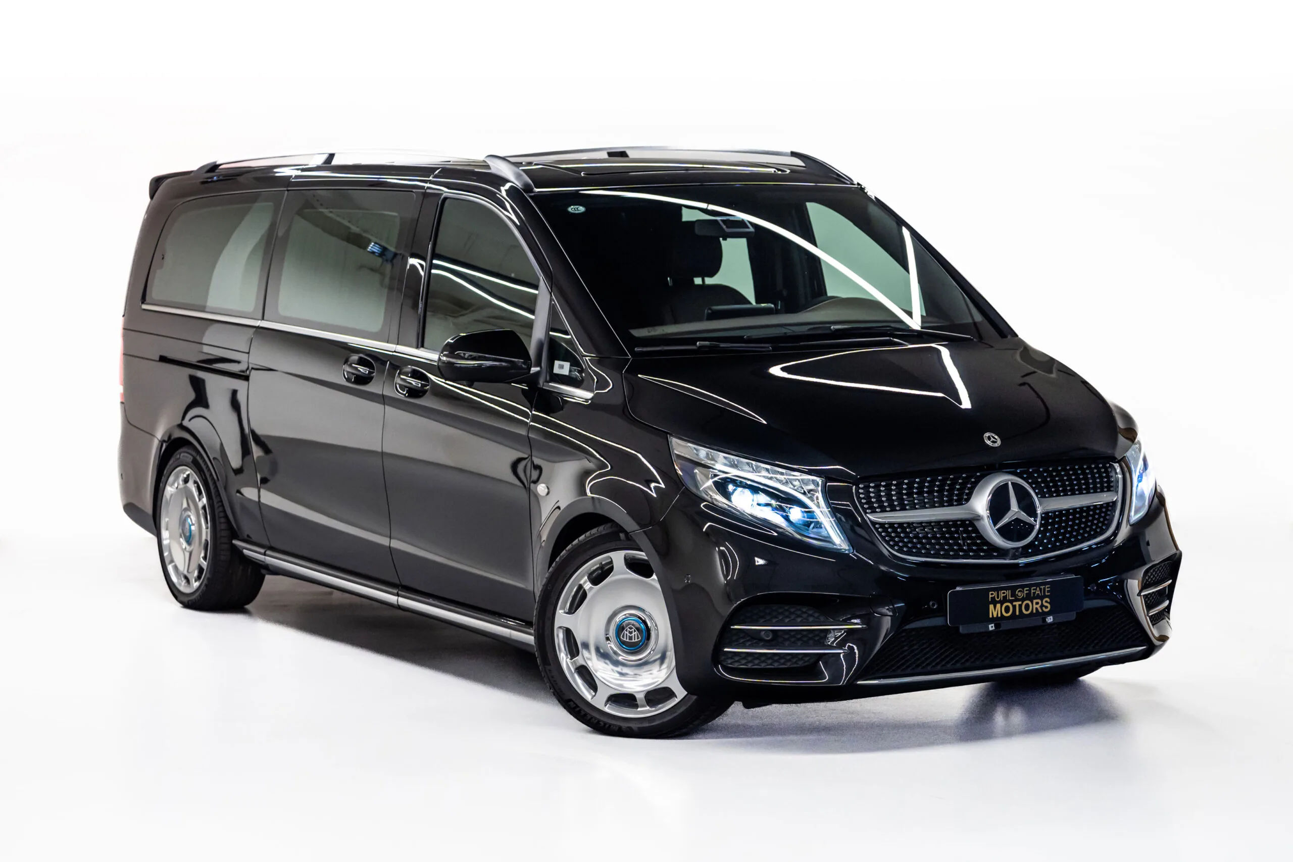 2023 Mercedes-Benz V-Class Long angeboten von einem Fachhändler in Dubai, Vereinigte Arabische Emirate, Hauptfoto