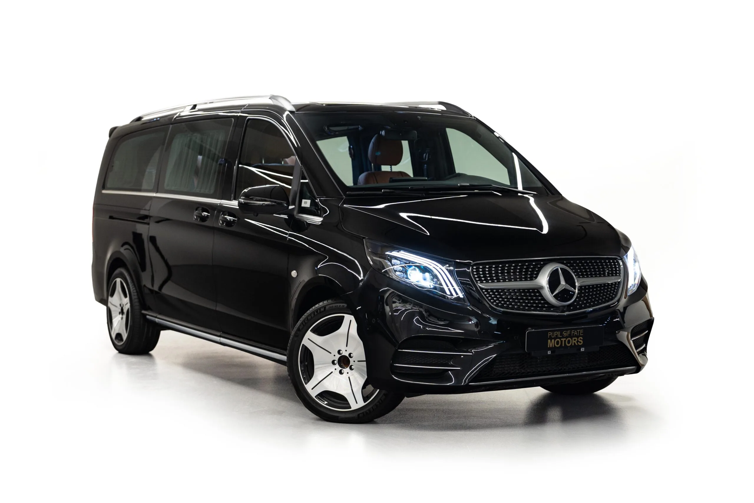 2023 Mercedes-Benz V-Class Long angeboten von einem Fachhändler in Dubai, Vereinigte Arabische Emirate, Hauptfoto