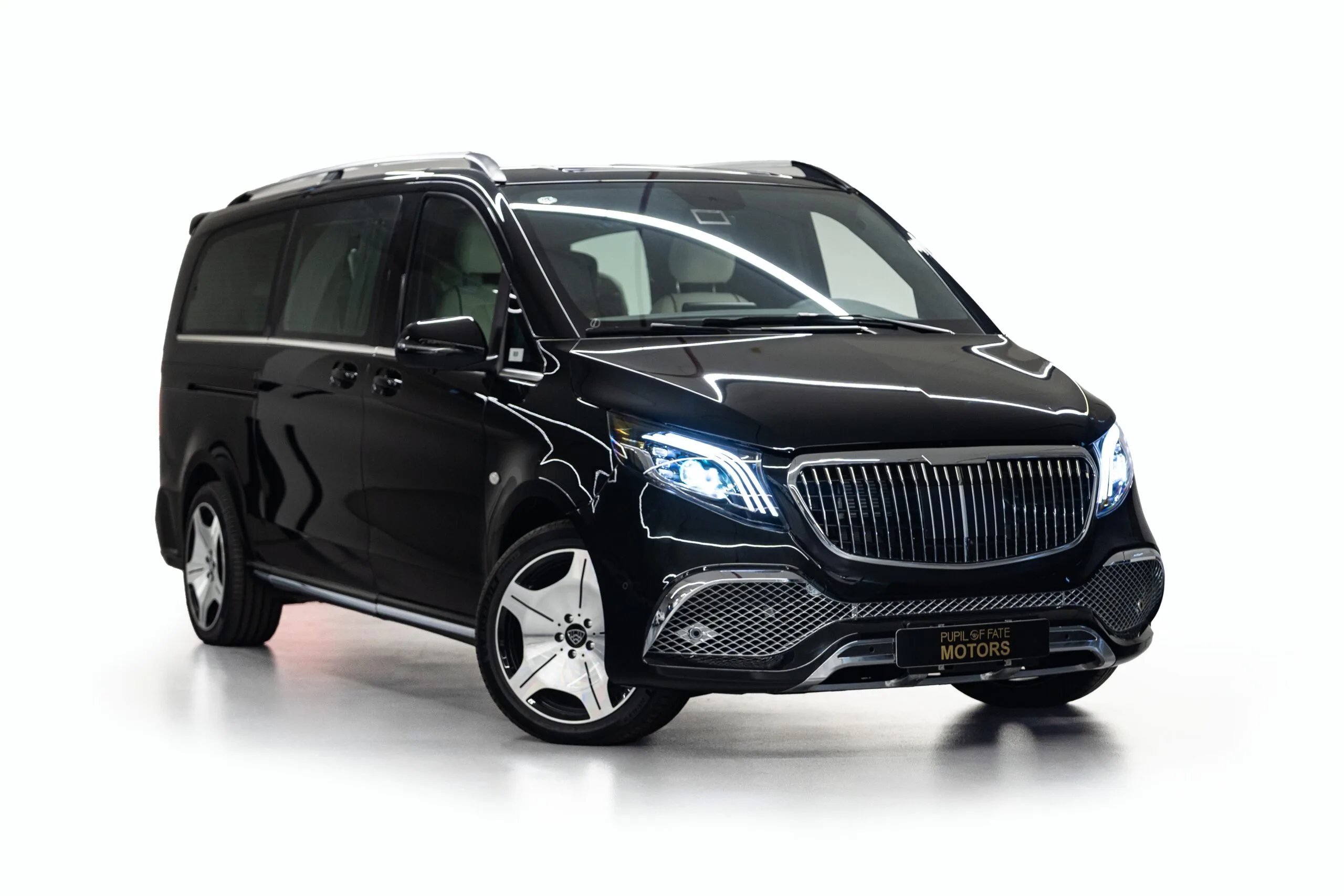 2023 Mercedes-Benz V-Class Long angeboten von einem Fachhändler in Dubai, Vereinigte Arabische Emirate, Hauptfoto